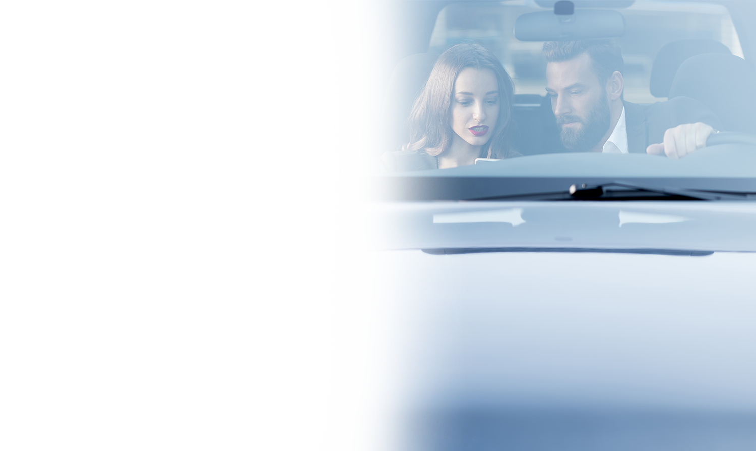 Frau Vidovic und Herr Armreich im Auto sitzend Frau Vidovic und Herr Armreich im Auto sitzend